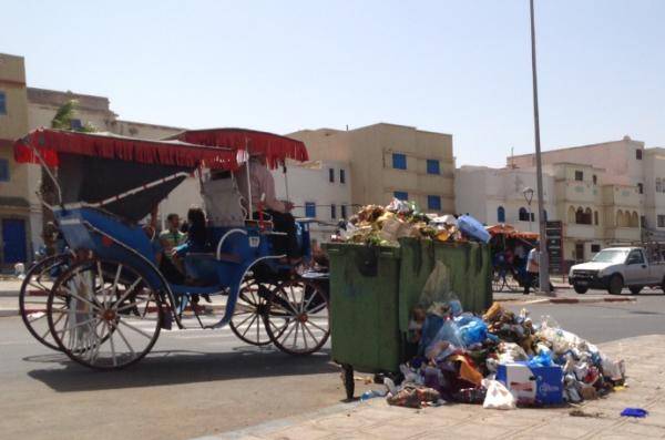 اضراب مهنيي النظافة بالصويرة يهدد باغراق المدينة بالأزبال