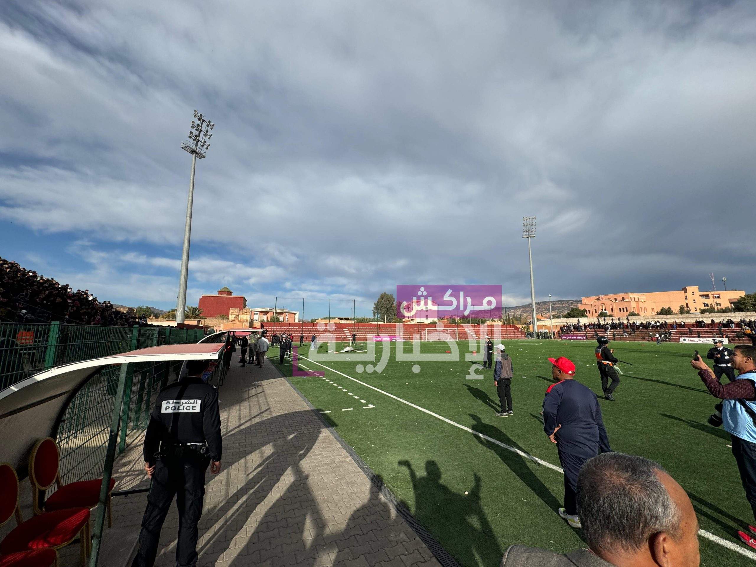 عاجل : احداث شغب تتسبب في توقيف مباراة خنيفرة والكوكب 