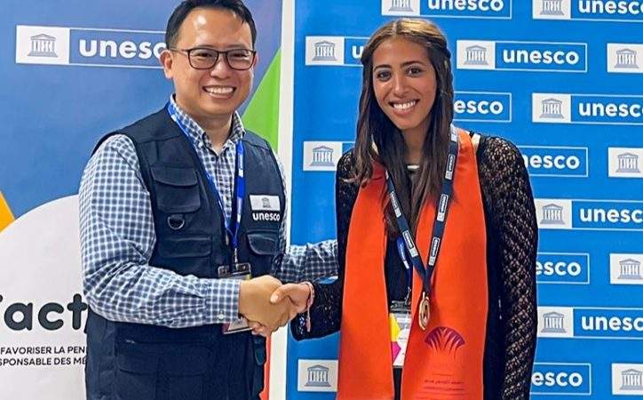 طالبة من « ENCG مراكش » تتوج بطلة لعبة « FactiCITÉ » في تظاهرة اليونسكو